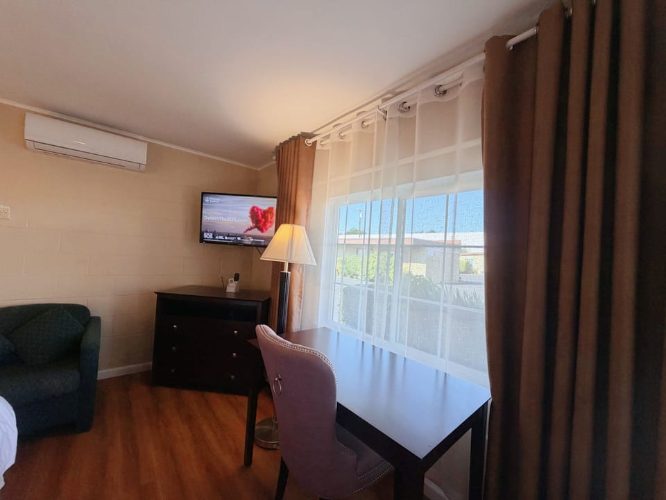 Comfort Room, 1 King Bed | Living area | TV