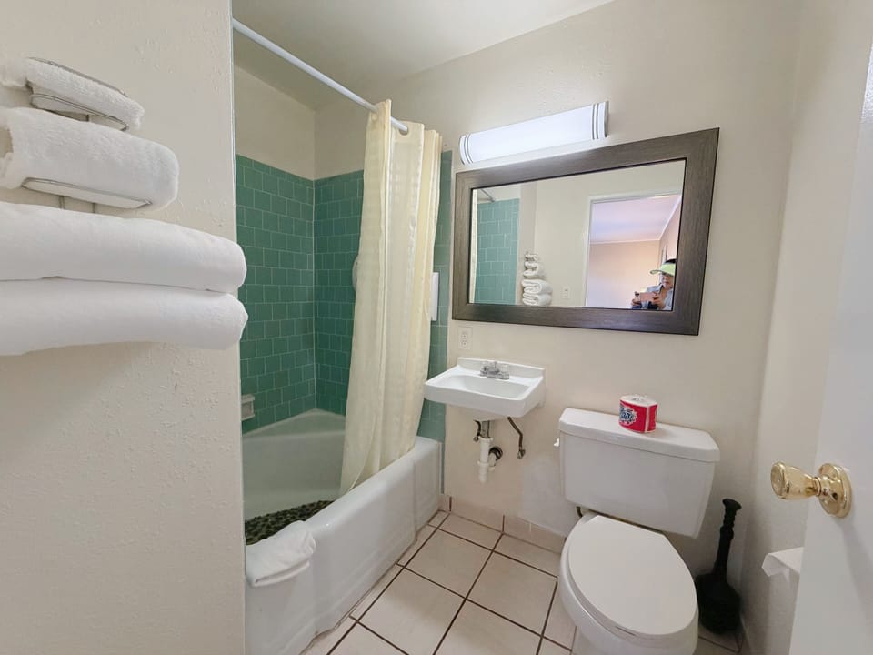 Comfort Room, 1 King Bed | Desk, laptop workspace, blackout drapes, soundproofing