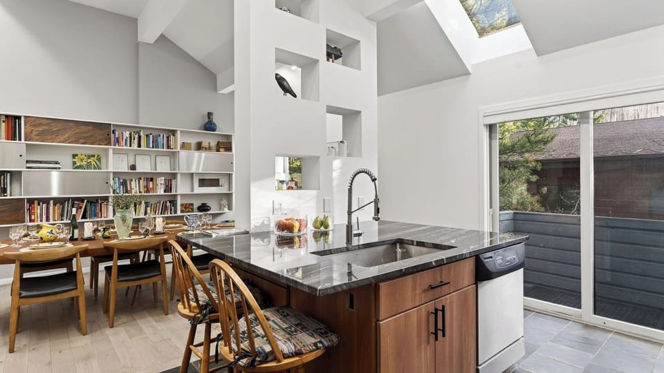 House (5 Bedrooms) | Interior