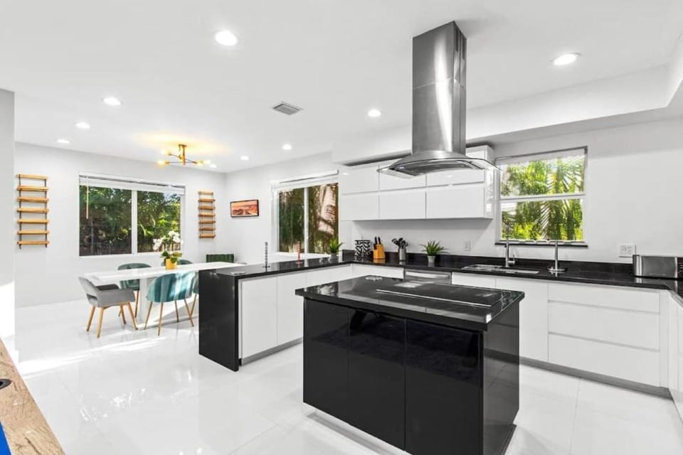 Comfort Villa | Private kitchen | Coffee/tea maker, toaster