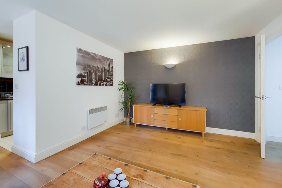 Apartment, 2 Bedrooms (in Aldgate East) | Living area | Flat-screen TV