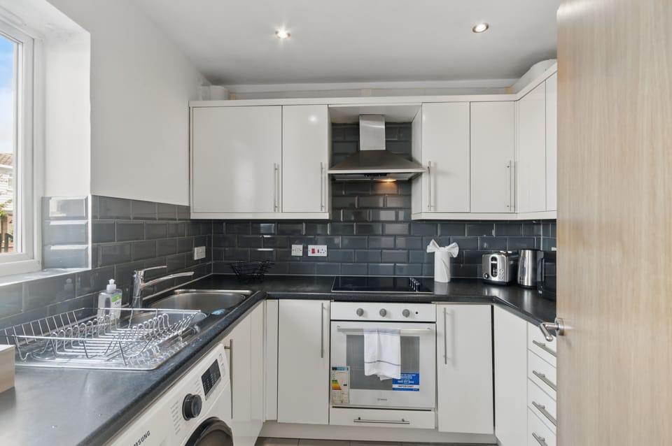 Comfort Apartment | Private kitchen | Full-size fridge, microwave, oven, stovetop