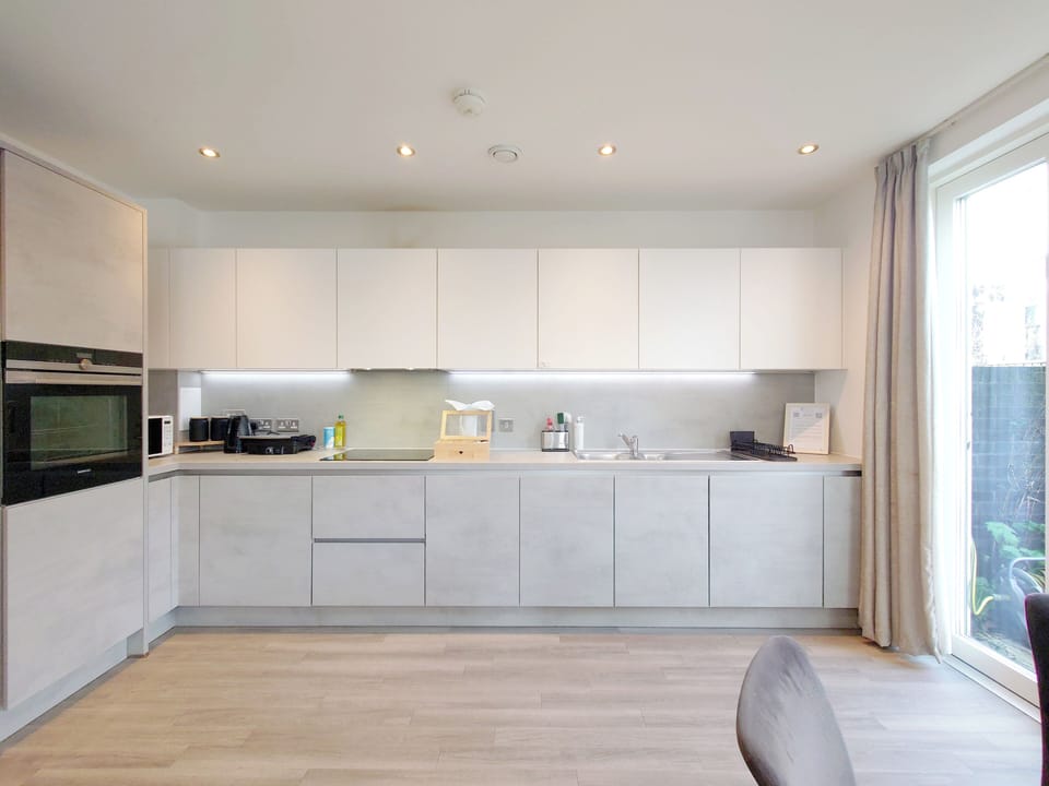 Deluxe Apartment | Desk, soundproofing, iron/ironing board, cribs (free)