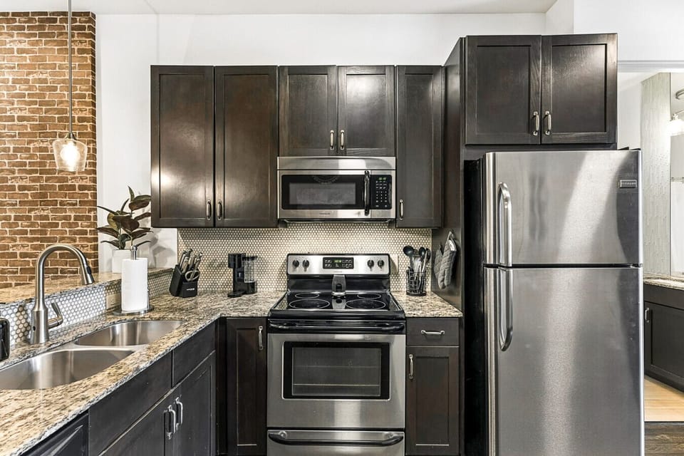 Fully equipped kitchen with stainless steel appliances and Keurig coffee maker/start pack of K cups provided