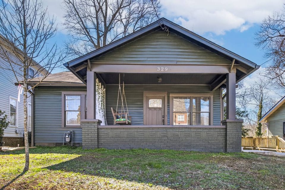 You`ll love this convenient hidden gem in central location of Grant Park!