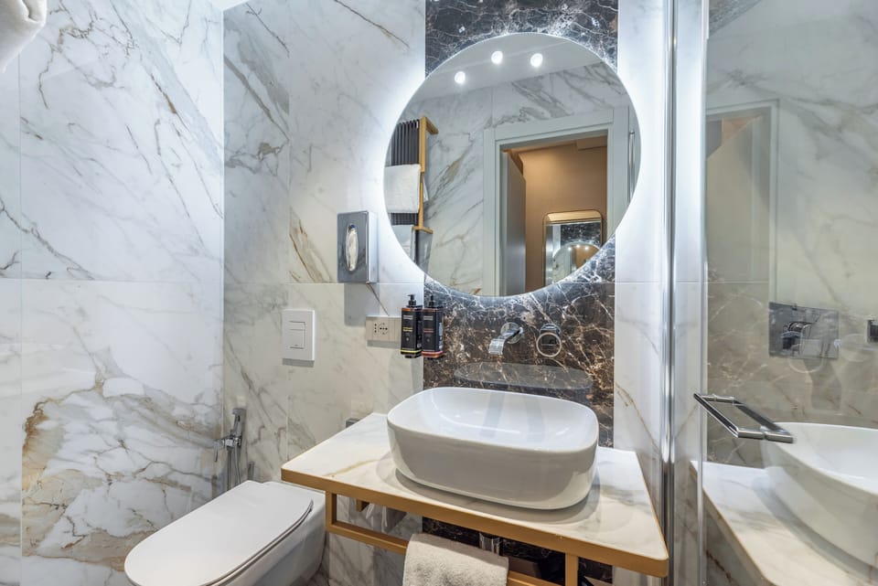 Standard Room, 1 Twin Bed, Non Smoking | Bathroom | Shower, free toiletries, hair dryer, bidet