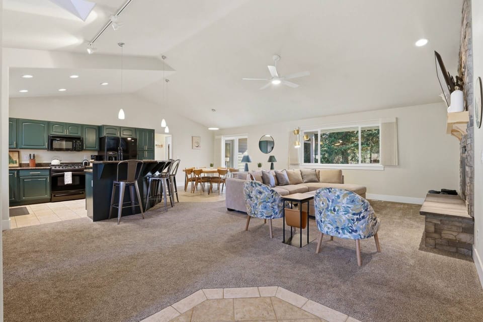 Open layout perfect for entertaining!