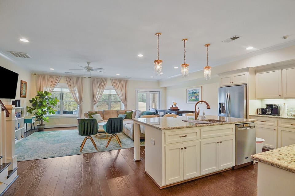 Pull up a bar stool at the granite island — this is where pre-round strategy and post-round recaps happen.