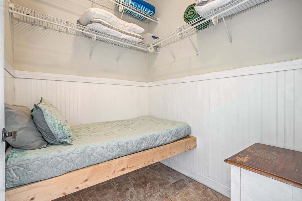 Charming twin space in the first-floor poolside room, featuring a single bed and a quaint nightstand.