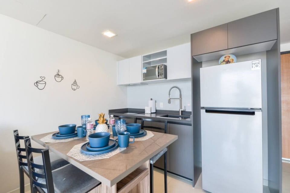 Comedor para 4 personas, equipado con cubiertos y todo lo necesario para disfrutar tus alimentos con comodidad durante tu estancia.