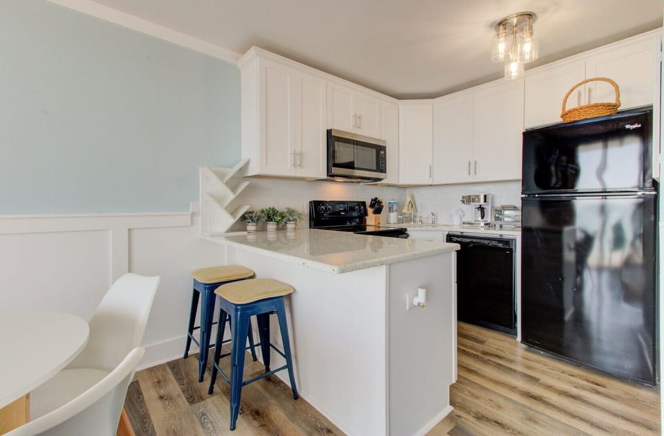 Atlantic Towers 509-print-009-018-KitchenEating Area-2048x1346-300dpi