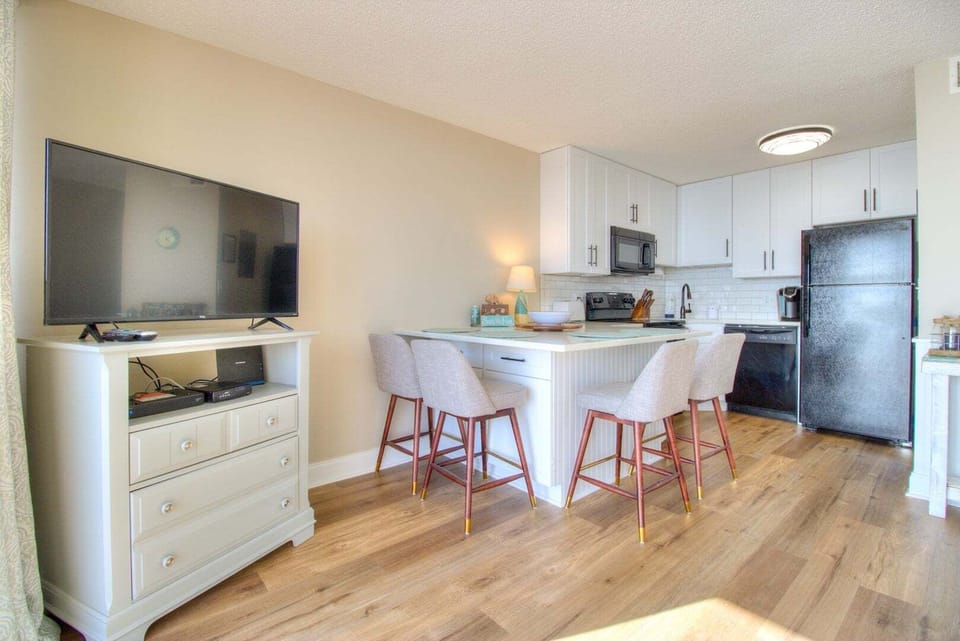 Atlantic Towers 611-print-008-006-Eating Area  Kitchen-4200x2804-300dpi