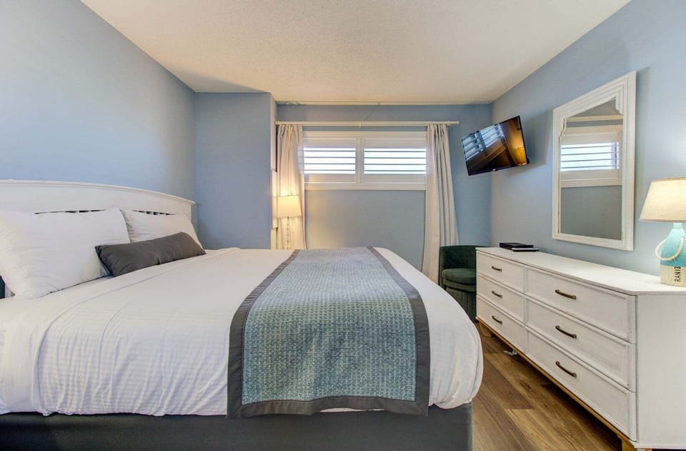Atlantic Towers 611-print-014-023-Bedroom-4200x2759-300dpi
