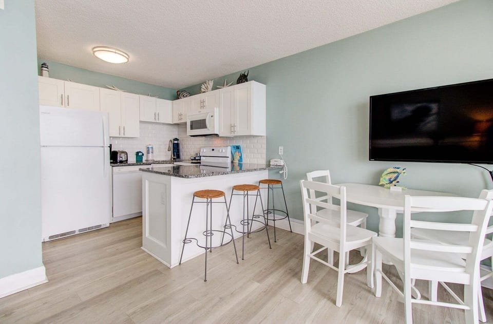 Atlantic Towers 1104-print-006-019-KitchenEating Area-4200x2760-300dpi