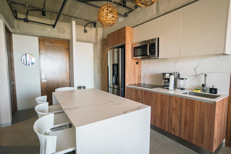 Kitchen and Breakfast Bar