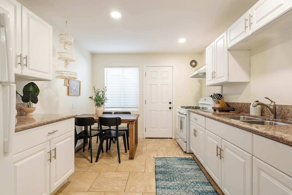 Fully equipped kitchen with full-size appliances and ample space