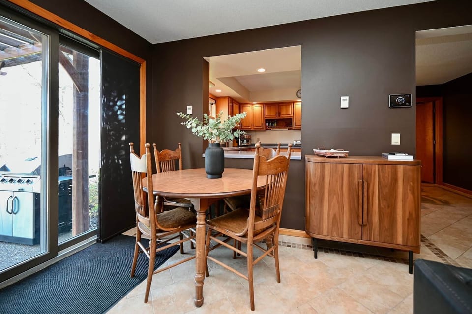 4 Dining Area