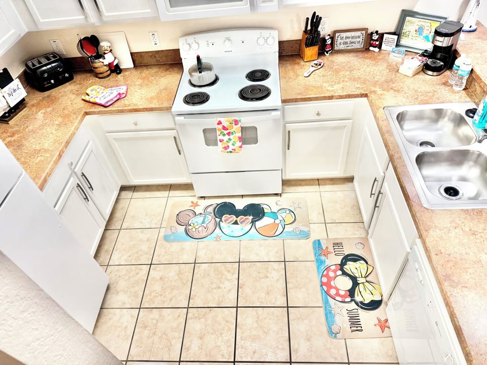 Comfort Condo, Balcony, Pool View | Private kitchen