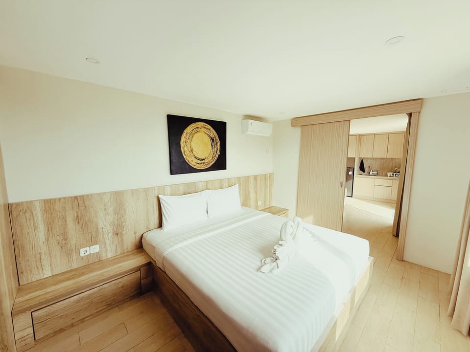 Suite, Kitchen | Desk, free WiFi, bed sheets