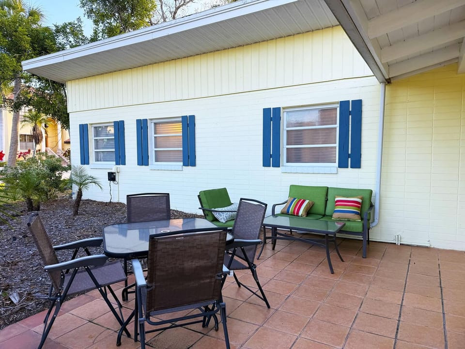 Siesta Key 2BR – Pet Friendly – Walk to Beach (7383)