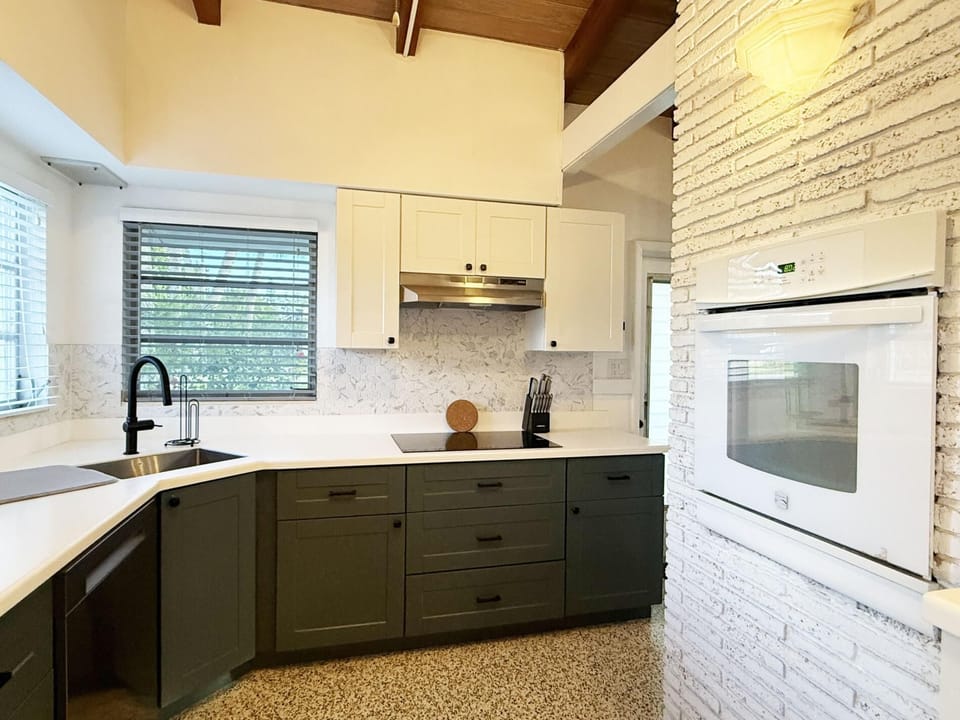 Siesta Key 2BR – Pet Friendly – Walk to Beach (7386)