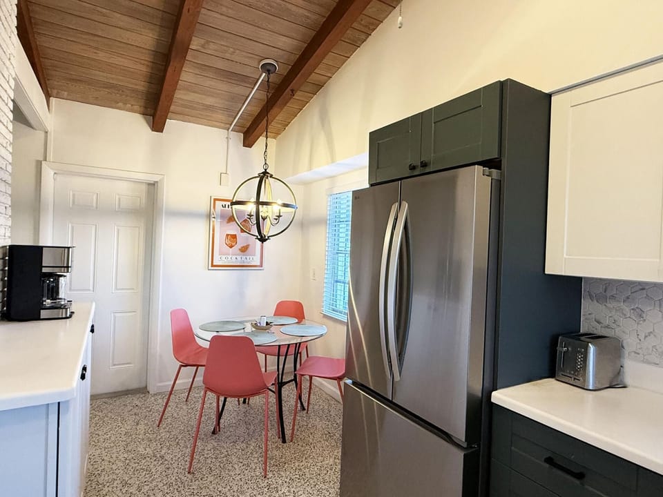 Siesta Key 2BR – Pet Friendly – Walk to Beach (7385)