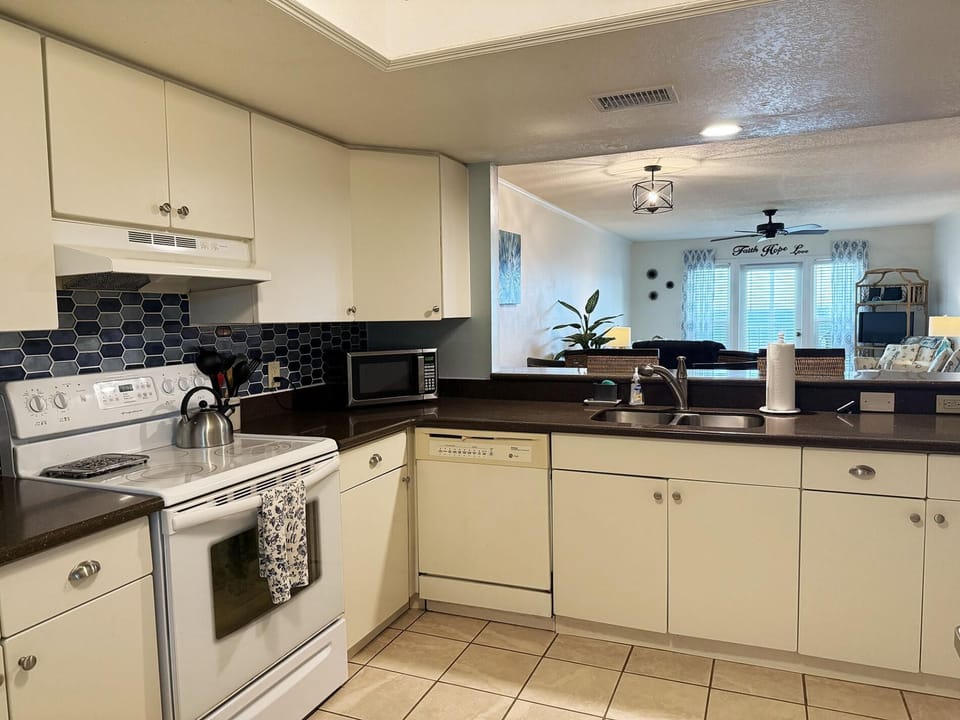 Waterfront 2BR – Pool, Dock & River Views (7473)