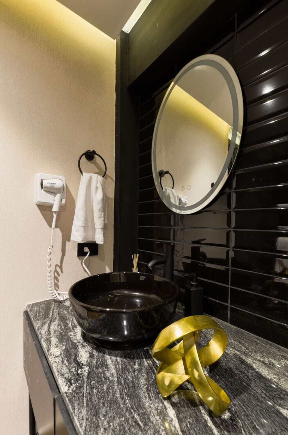 Baño completo con agua caliente, toallas limpias y secadora de cabello para tu comodidad e higiene personal.