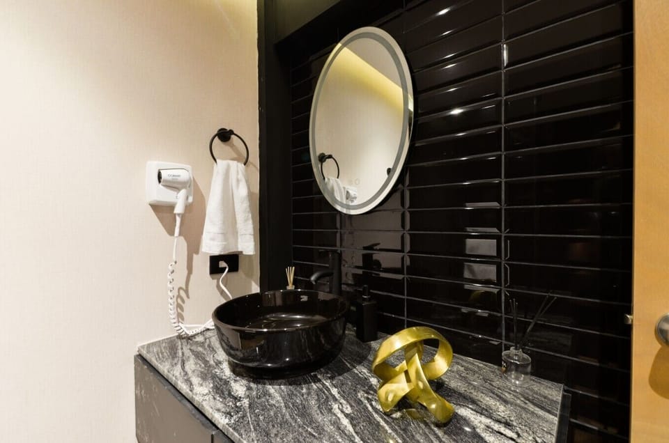 Baño completo con agua caliente, toallas limpias y secadora de cabello para tu comodidad e higiene personal.