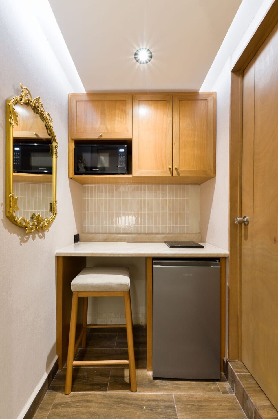 Cocineta equipada con frigobar, microondas, licuadora, estufa y todos los utensilios necesarios para preparar tus alimentos con facilidad.