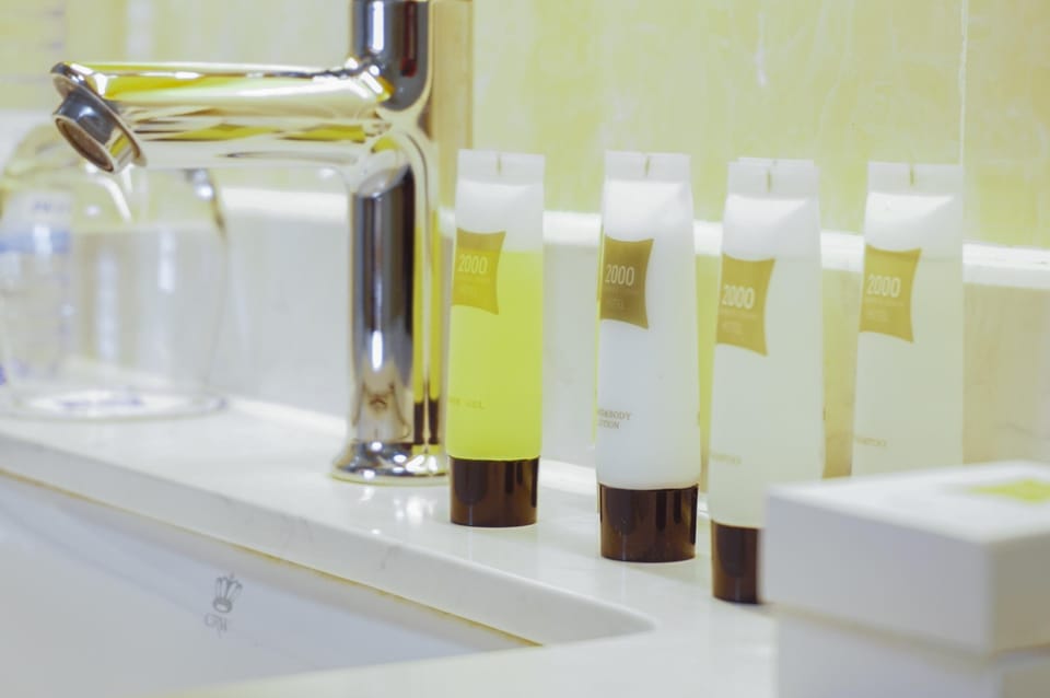 Superior Suite | Bathroom | Shower, rainfall showerhead, free toiletries, hair dryer