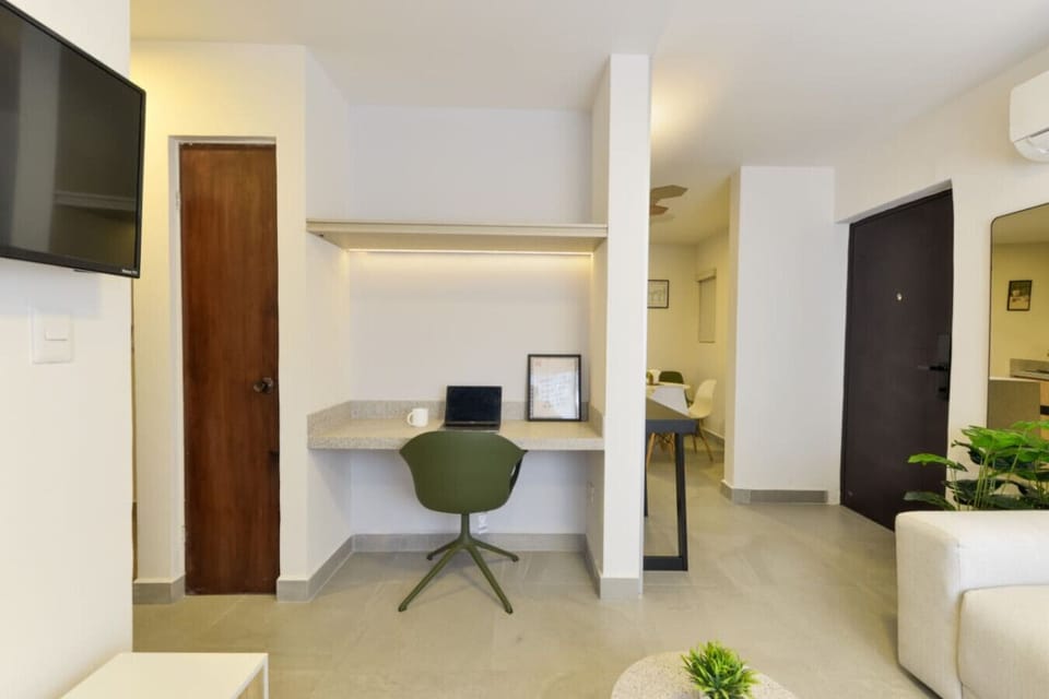 Sala climatizada, cómoda y funcional, equipada con Smart TV, área de trabajo y juegos de mesa, perfecta para relajarte o disfrutar momentos agradables durante tu estancia.