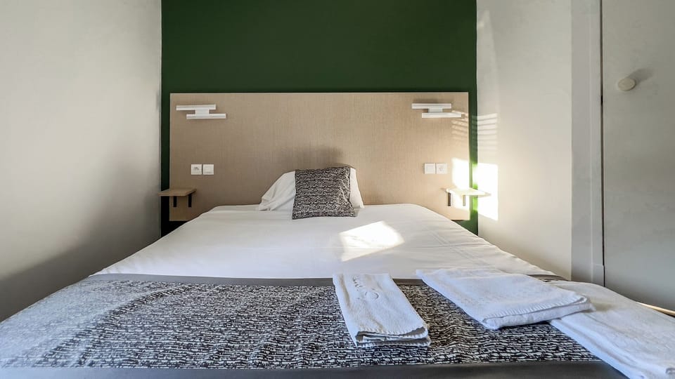 Double Room | Desk, free cribs/infant beds, free WiFi, bed sheets