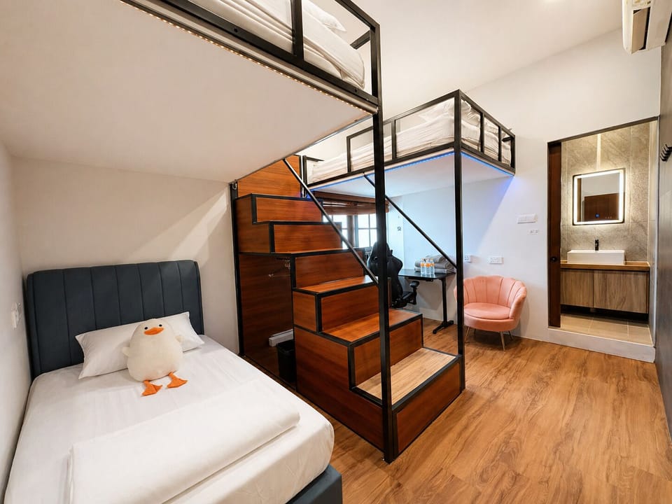 Family Room - Sleeps 5, Window, Private Bathroom | Desk, WiFi (free), bed sheets