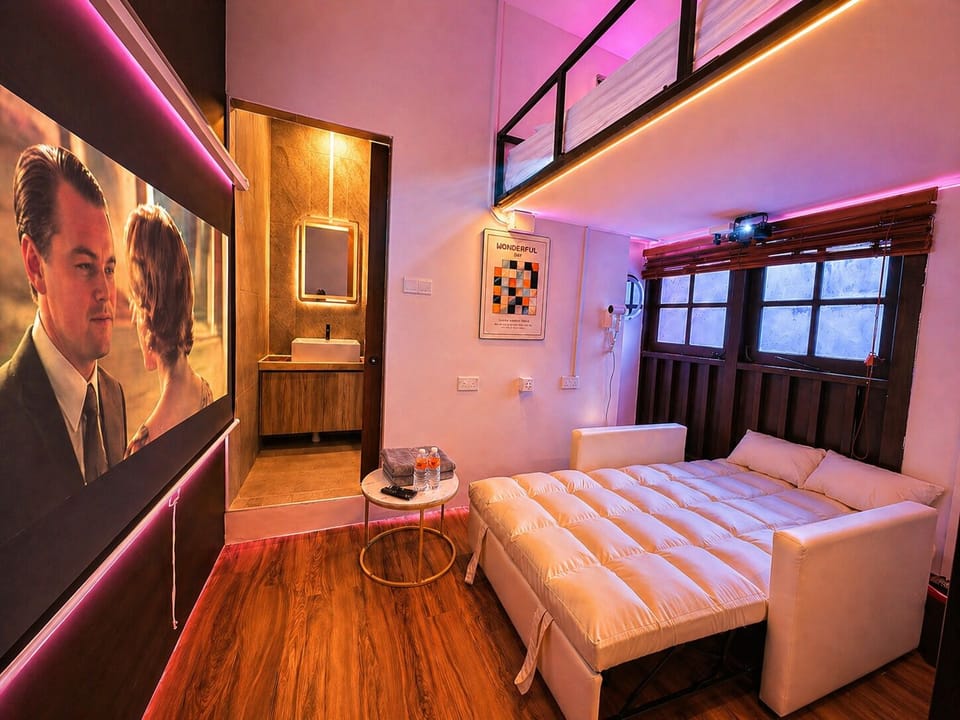 Triple Room  - Window, Private Bathroom with Movie Projector | Desk, WiFi (free), bed sheets