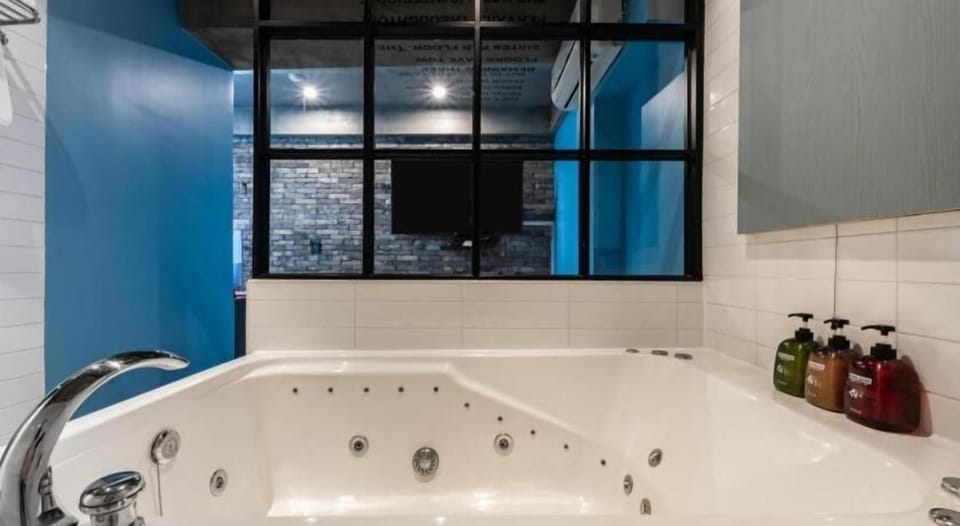 Plein - Check in 8PM (65-inch LED TV, Gaming PC, Bathtub, Air Purifier) | Bathroom