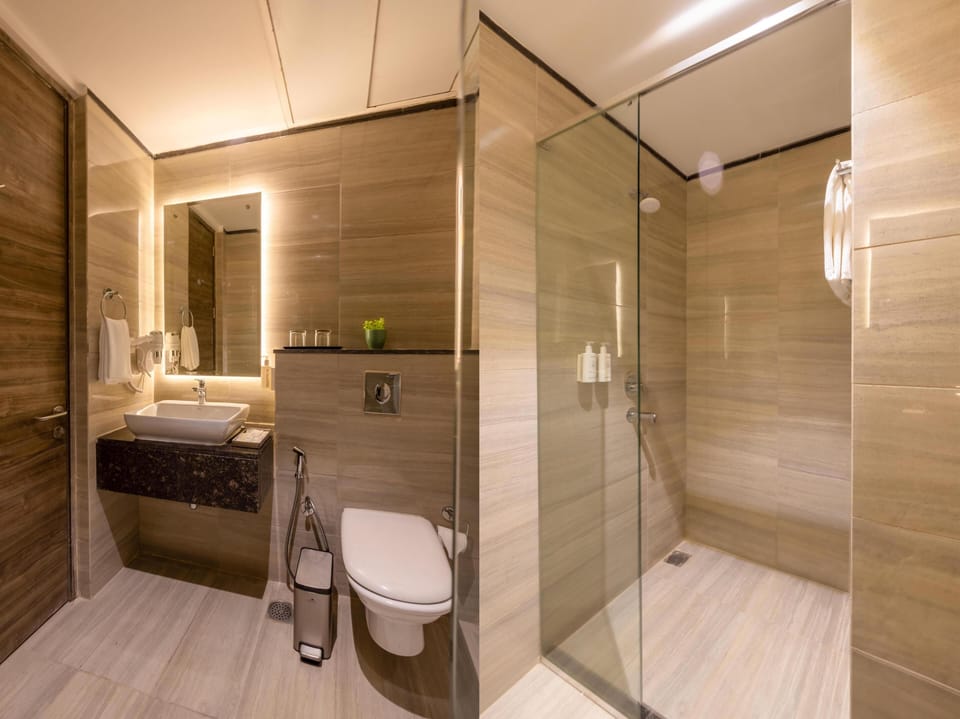 Executive Room, 1 Double Bed | Bathroom | Shower, rainfall showerhead, free toiletries, hair dryer