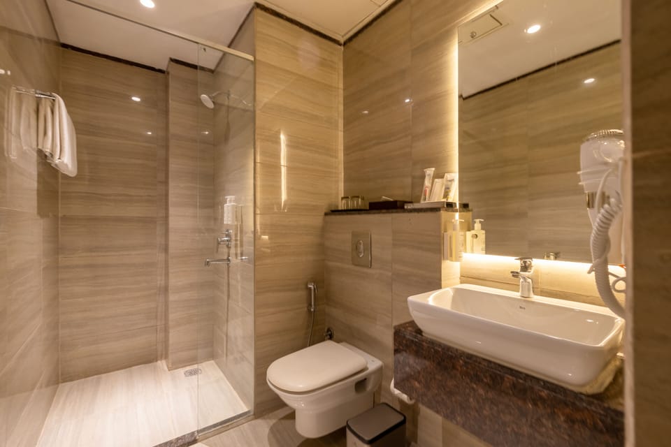 Shower, rainfall showerhead, free toiletries, hair dryer