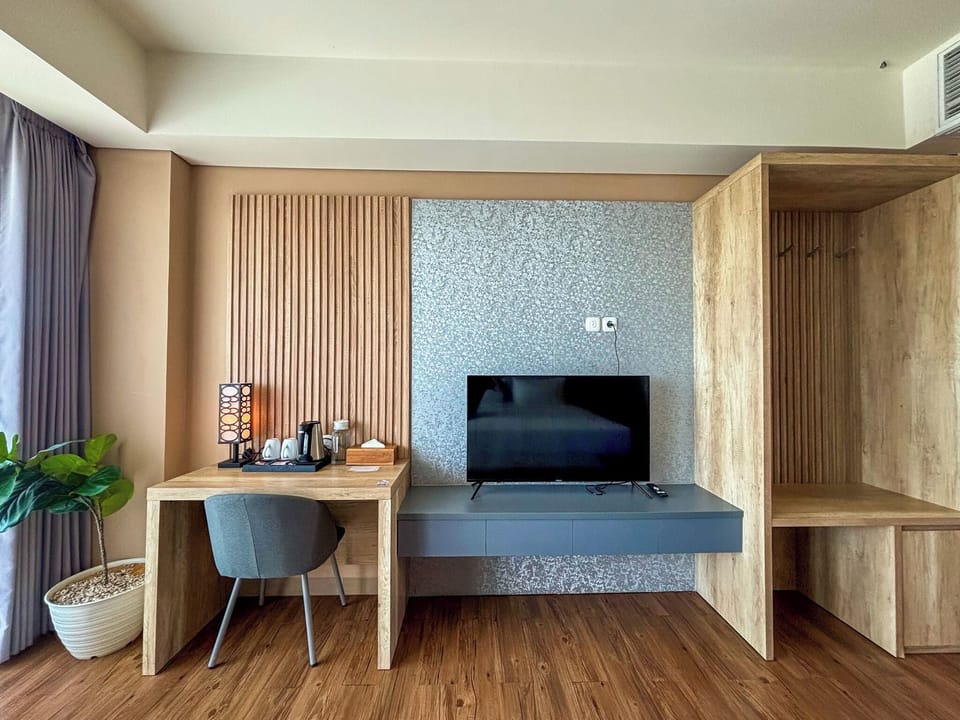 Desk, laptop workspace, WiFi (free), bed sheets