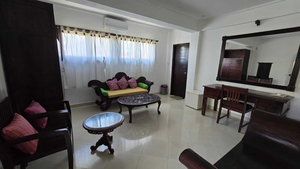 Deluxe Room, Garden View | Living area