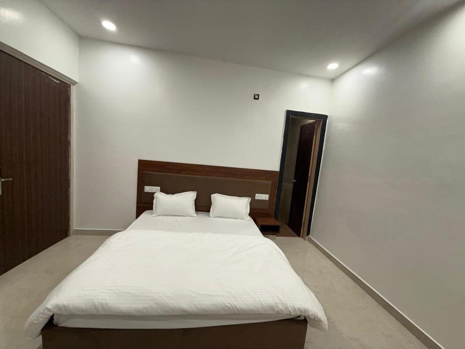 Luxury Room | Rollaway beds, free WiFi, bed sheets