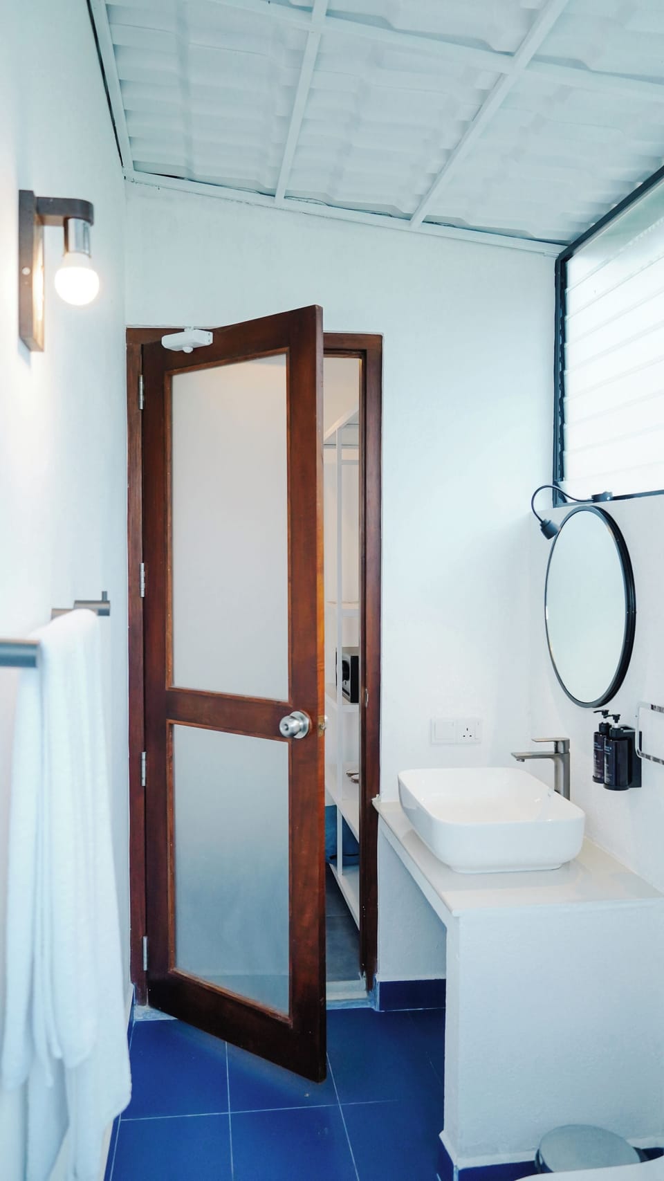 Deluxe Double Room | Bathroom | Shower, towels, soap, shampoo