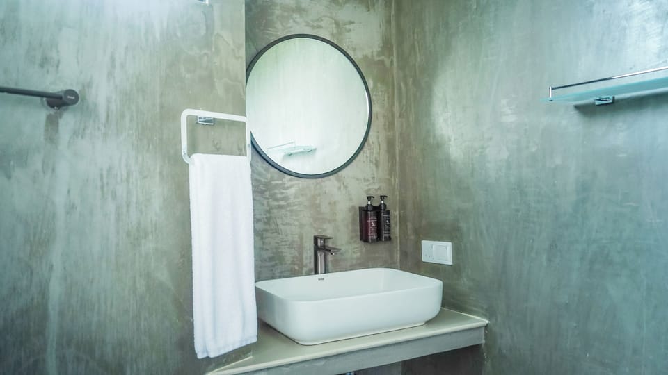 Family Room | Bathroom | Shower, towels, soap, shampoo