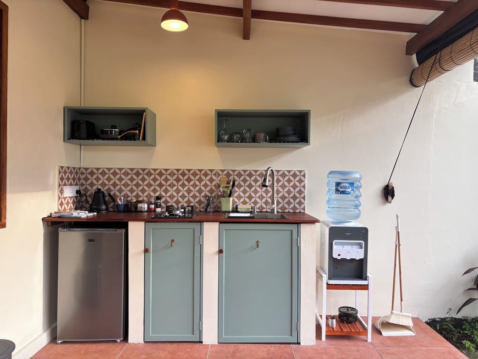 Deluxe Bungalow | Private kitchen | Fridge, stovetop, electric kettle, toaster