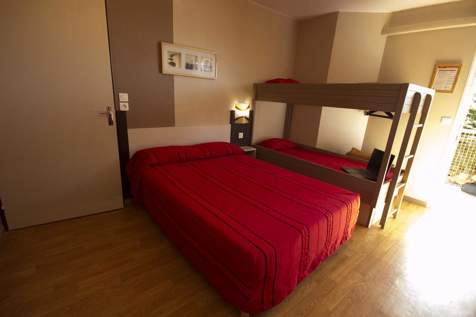 Family Quadruple Room | Desk, cribs/infant beds, rollaway beds, free WiFi