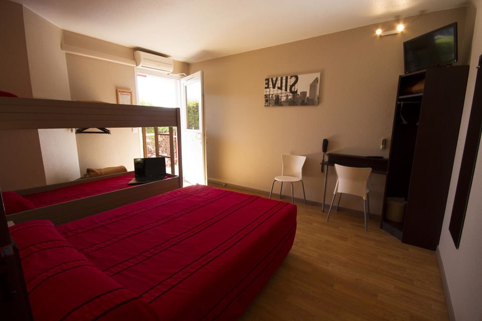 Family Quadruple Room | Desk, cribs/infant beds, rollaway beds, free WiFi