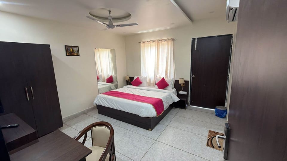 Deluxe Room | Rollaway beds (surcharge), WiFi (free), bed sheets