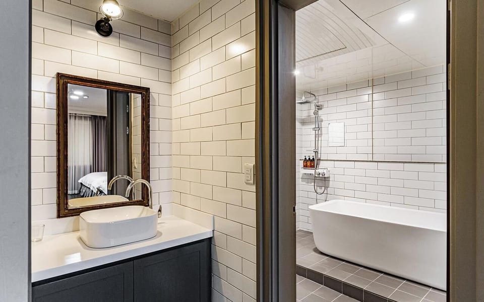 Dot Family | Bathroom | Separate tub and shower, hydromassage showerhead, free toiletries
