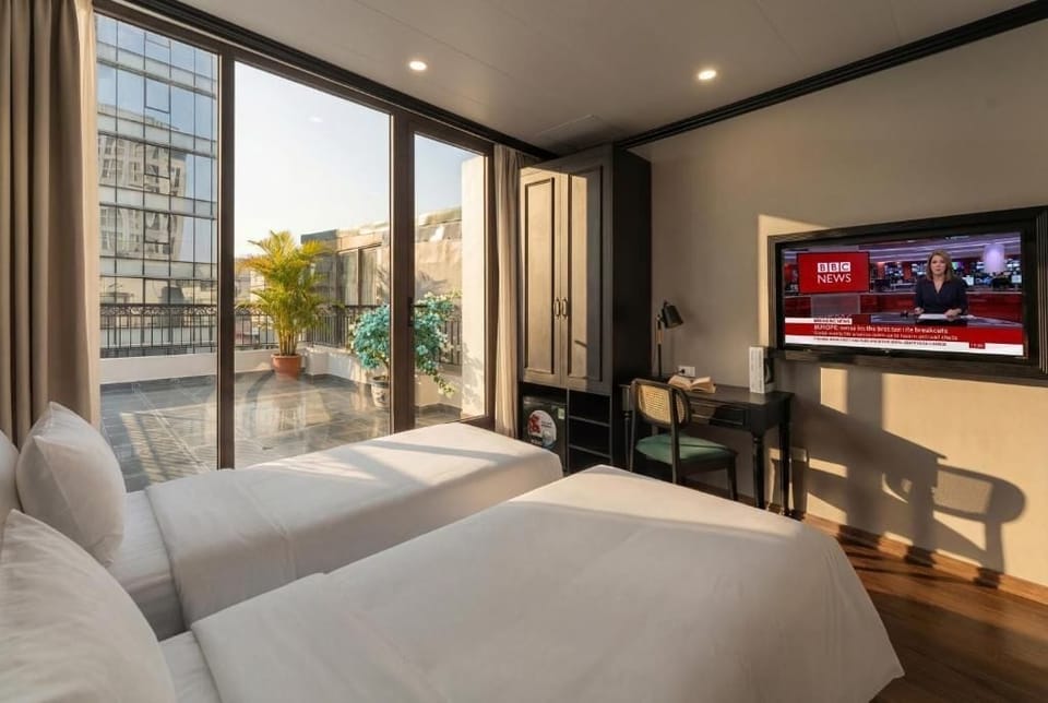 Executive Suite with Private Terrace and City View | Hypo-allergenic bedding, memory foam beds, minibar, in-room safe