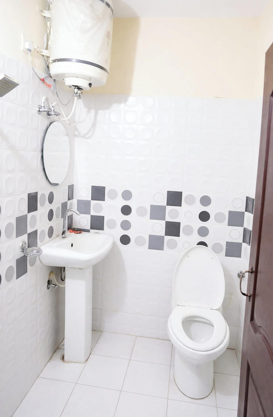 Deluxe Triple Room | Bathroom | Shower, rainfall showerhead, slippers, bidet